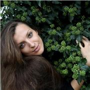 Cantante lirica laureata in canto, pianoforte, didattica impartisce lezioni private di canto, pianoforte, solfeggio